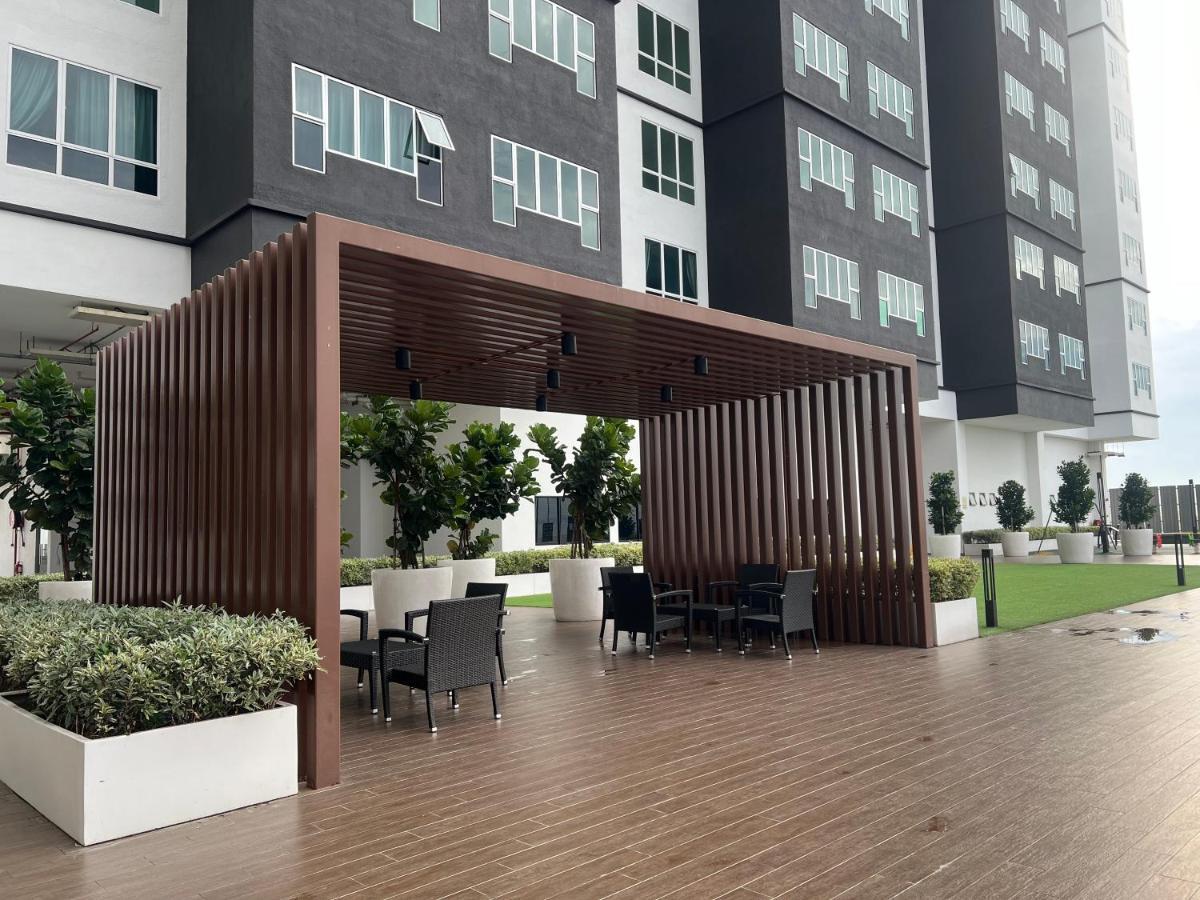 Straits Sea View 2r2b 5 Pax 1 Parking Apartment Malacca