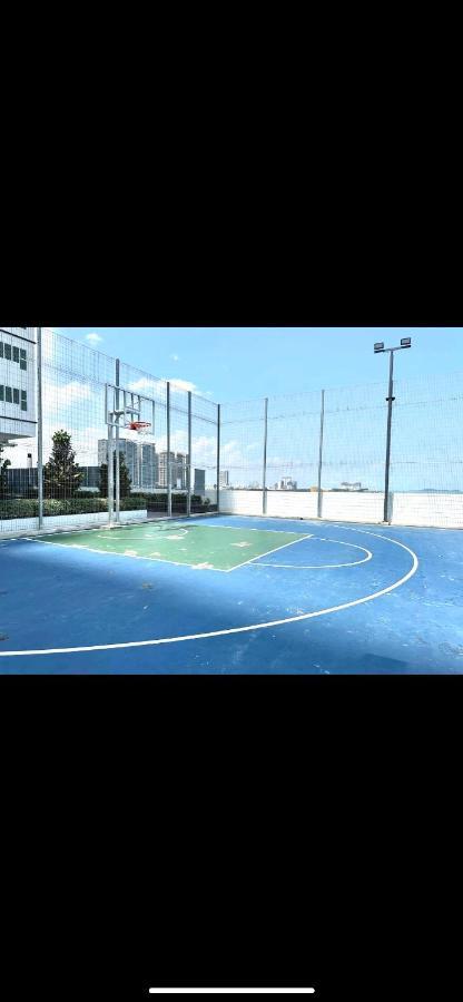 Straits Sea View 2r2b 5 Pax 1 Parking *
