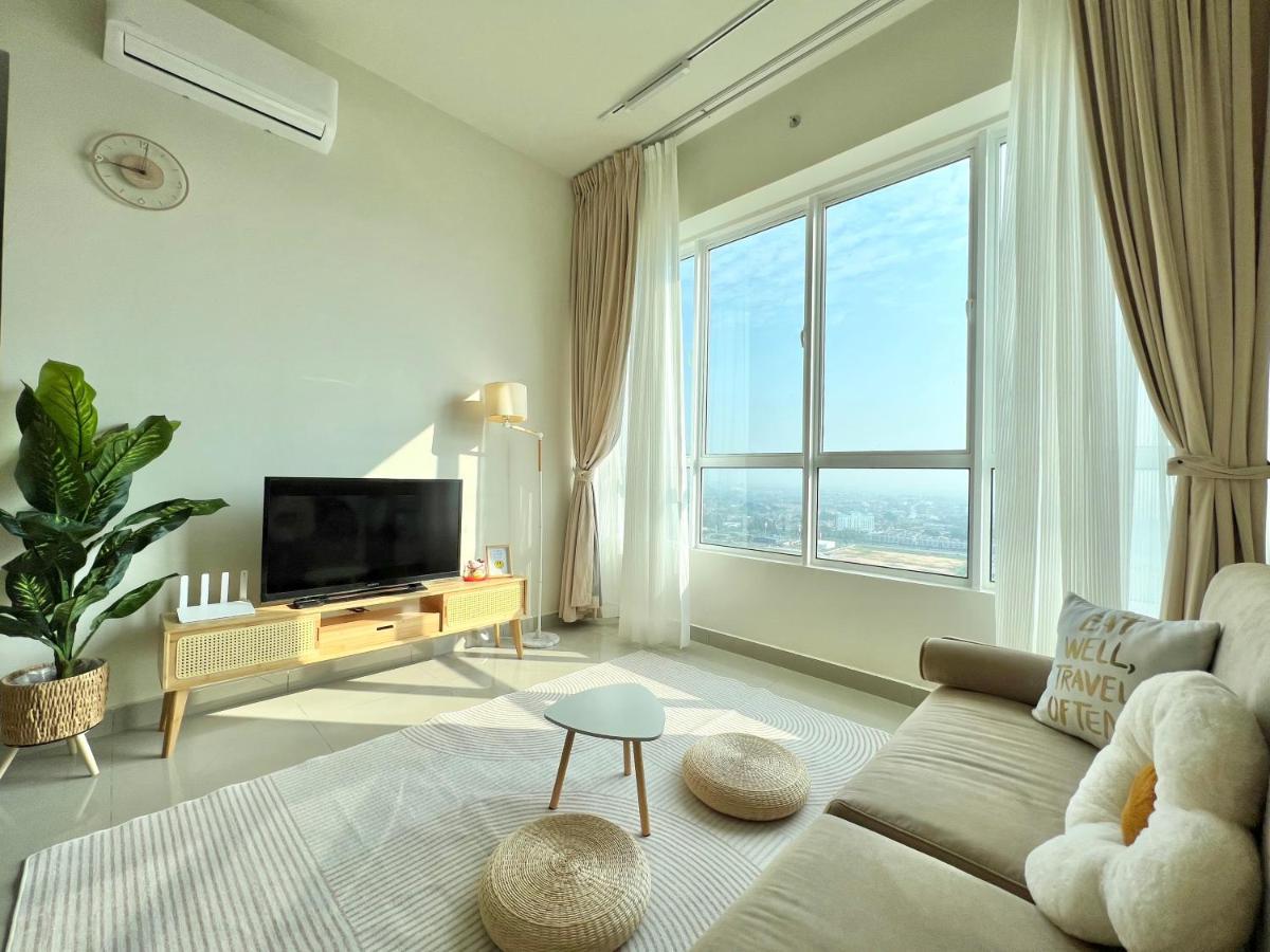 Straits Sea View 2r2b 5 Pax 1 Parking Apartment *
