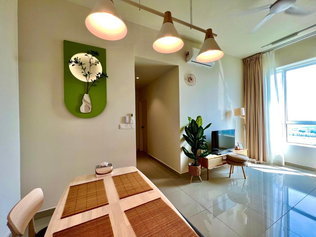 Straits Sea View 2r2b 5 Pax 1 Parking Apartment
