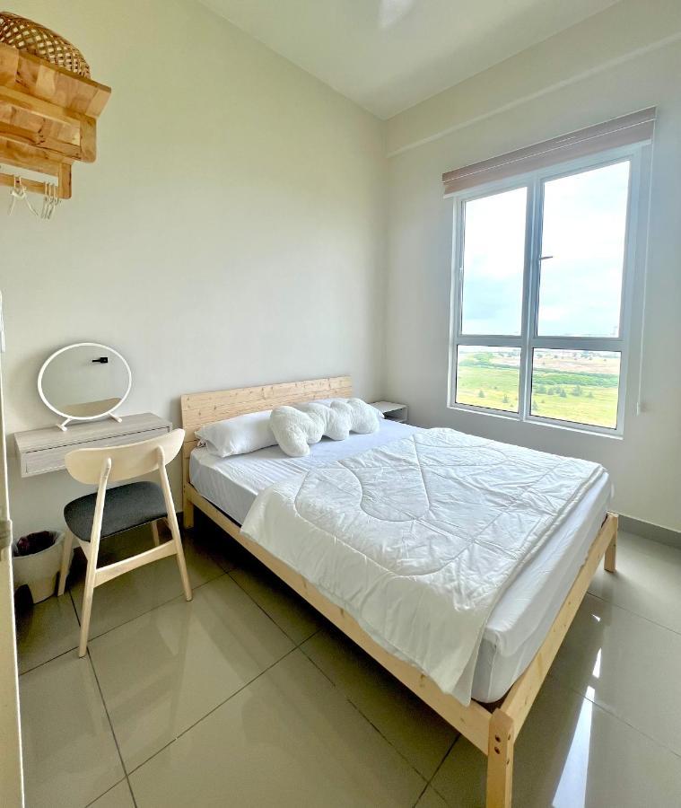 Straits Sea View 2r2b 5 Pax 1 Parking Malacca